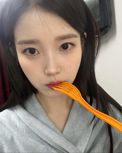 IU and a fork on Insta