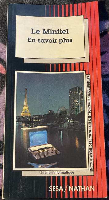 La première de couverture du livre avec le titre « Le Minitel, en savoir plus » et une photo d’un Minitel avec en fond Paris de nuit depuis la Seine.