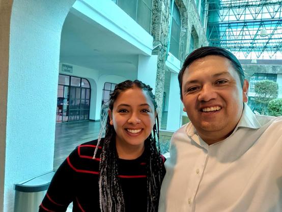 Anahi Gonzalez and Leonardo Gutiérrez smiling together at Smart City Expo LATAM in Mexico