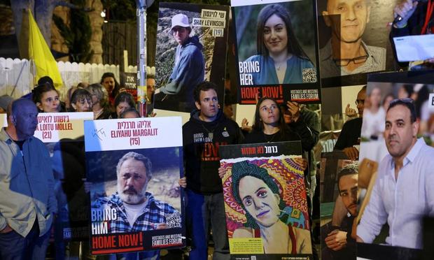 Protesta de familias de rehenes pidiendo un alto el fuego ante la casa de Benjamin Netanyahu en Jerusalén, el 7 de octubre pasado. (Jamal Awad / Reuters)