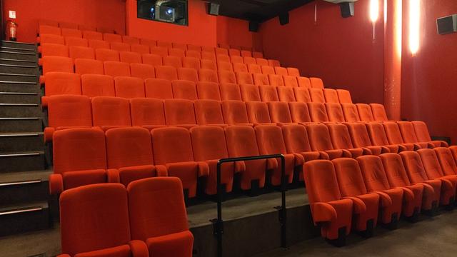 Les sièges d'une salle vide de cinéma.
