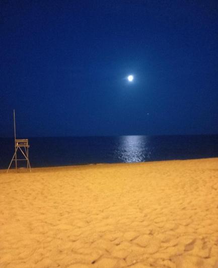 Foto de la playa con la luna casi llena