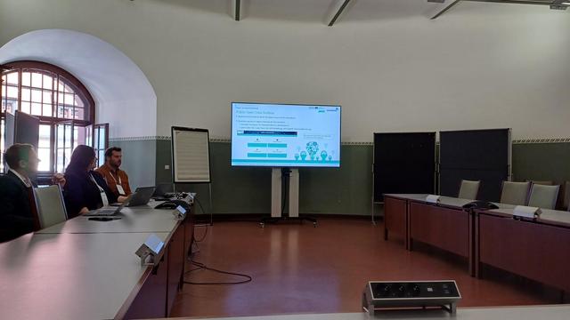 Berichte aus den EU-Projekten DoorCE und Data4All über Umsetzung von OpenData, unter anderem mit der hier auf der Bildschirmpräsentation zu sehenden Public Open Data Toolbox.