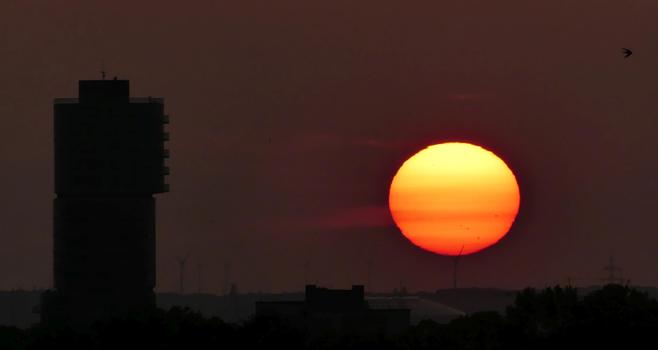 Wide shot with Exzenterhaus and a swift on the right