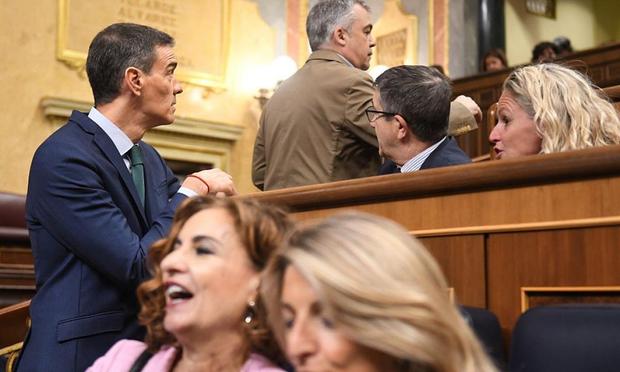 El presidente del Gobierno, Pedro Sánchez, el secretario de Organización del PSOE, Santos Cerdán, y el portavoz socialista en el Congreso, Patxi López, en la sesión de control del 11 de junio de 2025. (Fernando Sánchez / Europa Press via Getty Images)