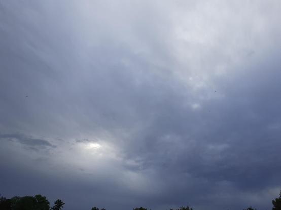 Ciel chargé avec une timide trouée de lumière