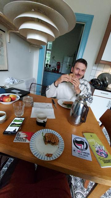 Amazing breakfast with Ruben, worker-member of Teknologisk Arbeiderkooperativ (teknologisk.coop), and active part of the tech collective ukrudt