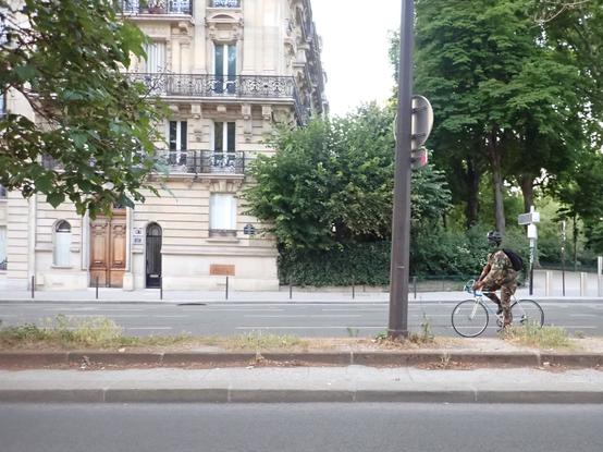 Cycliste en tenue camouflage