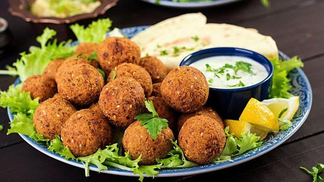 Falafels servis avec une sauce tahini, spécialité des cuisines des Proche et Moyen-Orient