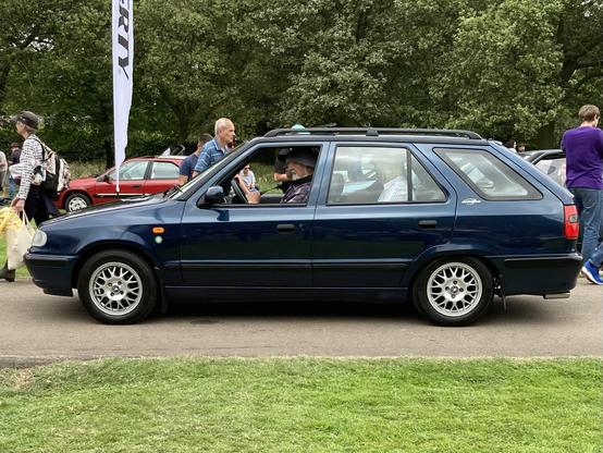 Dark blue Skoda Felicia estate/station wagon, side view