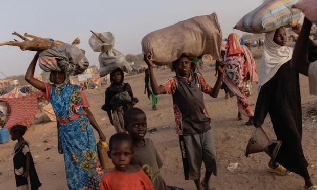Refugiados recién llegados de Darfur (Sudán), se dirigen a sus albergues, el 24 de abril de 2024, en Adre (Chad). (Getty Images)