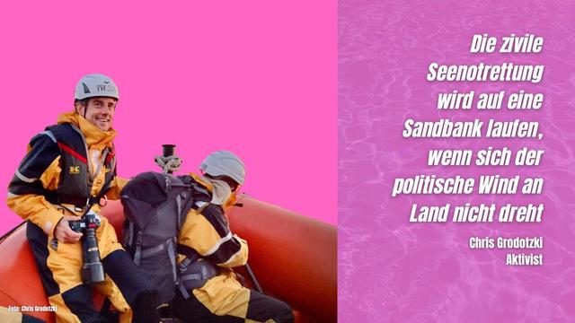 Pinkes Sharepic mit zwei Menschen in gelben Überlebensanzügen und weißen Helmen im Bug eines Bootes, von denen einer lächelnd, mit einer Kamera in der Hand in unsere Richtung schaut. Daneben das Zitat: »Die zivile Seenotrettung wird auf eine Sandbank laufen, wenn sich der politische Wind an Land nicht dreht.« Chris Grodotzki, Aktivist