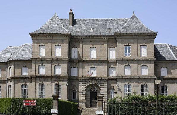 Prison à #Aurillac (#Cantal) Construction 2e moitié XIXe siècle. Façades et toitures : inscription par arrêté du 4 mai 1984. Carriat Théophile (maître de l'oeuvre).
Suite 👉 https://monumentum.fr/monument-historique/pa00093467/aurillac-prison
#Patrimoine #MonumentHistorique
Photo CC-BY-SA 4.0 : Pymouss