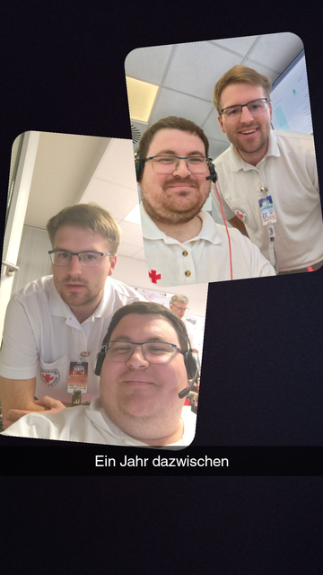 Zwei Bilder als Collage, dadrunter: "Ein Jahr dazwischen".

Man sieht mich sitzend, mein Cousin dahinter.

Weißes T-Shirt mit Rotem Kreuz Logo.

Auf beidem Bildern trage ich ein Headset.