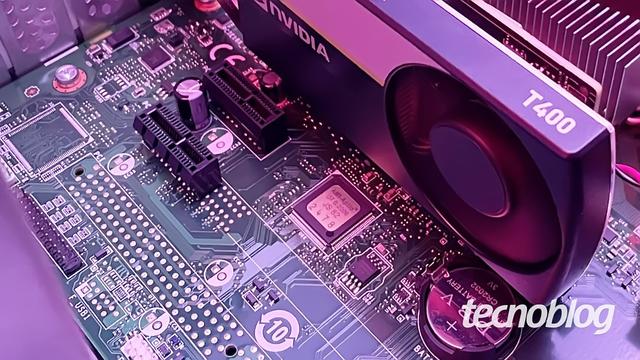 <figure class="wp-block-image size-large wp-lightbox-container"><img alt="Imagem mostra slots PCIe. Na parte inferior direita, o logotipo do &quot;tecnoblog&quot; é visível." class="wp-image-719305" height="596" src="https://files.tecnoblog.net/wp-content/uploads/2023/06/pci-express-1060x596.jpg" width="1060" /><button class="lightbox-trigger" type="button">
			<svg fill="none" height="12" viewBox="0 0 12 12" width="12" xmlns="http://www.w3.org/2000/svg">
				<path d="M2 0a2 2 0 0 0-2 2v2h1.5V2a.5.5 0 0 1 .5-.5h2V0H2Zm2 10.5H2a.5.5 0 0 1-.5-.5V8H0v2a2 2 0 0 0 2 2h2v-1.5ZM8 12v-1.5h2a.5.5 0 0 0 .5-.5V8H12v2a2 2 0 0 1-2 2H8Zm2-12a2 2 0 0 1 2 2v2h-1.5V2a.5.5 0 0 0-.5-.5H8V0h2Z" fill="#fff">
			</svg>
		</button><figcaption class="wp-element-caption">PCIe 7.0 dobra largura de banda do PCIe 6.0 (imagem: Emerson Alecrim/Tecnoblog)</figcaption></figure>


<details class="tb-resumo tb-callout padrao">
    Resumo
    <div class="tb-resumo-topicos tb-callout-texto"><ul>
<li>O PCI Express 7.0 teve as especificações finais reveladas oficialmente.</li>
<li>A tecnologia dobra a largura de banda do PCIe 6.0, alcançando 512 GB/s, e adota a sinalização PAM4 para melhorar a transferência de dados.</li>
<li>O PCIe 7.0 está previsto para ser testado consistentemente em 2027 e lançado a partir de 2028.</li>
</ul>
</div>
</details>


<p>Foram pelo menos três anos de desenvolvimento, mas aqui está: as especificações finais do PCI Express 7.0 (ou PCIe 7.0) acabam de ser anunciadas oficialmente. A te