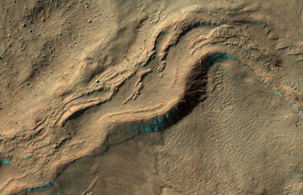 Il ritaglio a colori migliorati mostra le creste terminali curve di questa colata.