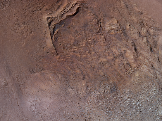 La maggior parte dei ricercatori concorda sul fatto che si tratti di morene glaciali, ossia di cumuli di detriti rocciosi erosi e depositati dal flusso di ghiaccio glaciale. Il ghiaccio è ancora presente al di sotto di una copertura detritica in molte di queste caratteristiche, come rivelato dall'esperimento Shallow Radar (SHARAD) su MRO. Le macchie blu brillante sono gelate stagionali, protette dalla sublimazione sui pendii in ombra.
