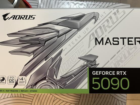 Carton d'une AORUS geforce RTX 5090 Master ICE
