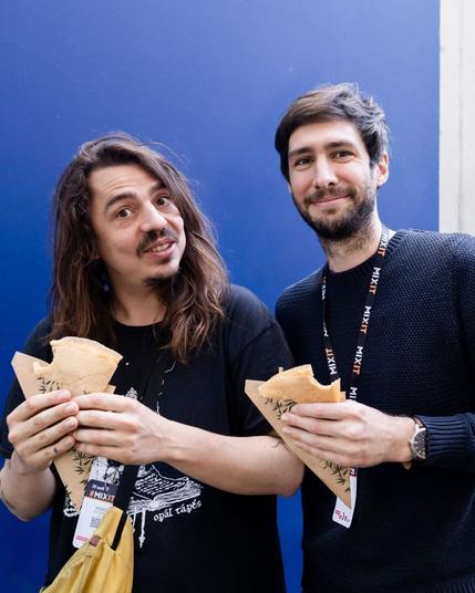 deux personnes à MiXiT 2025 qui mangent des crêpes