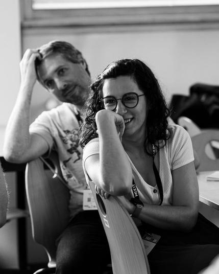 Une photo en noir et blanc d'une personne assistant à une conférence à MiXiT 2025