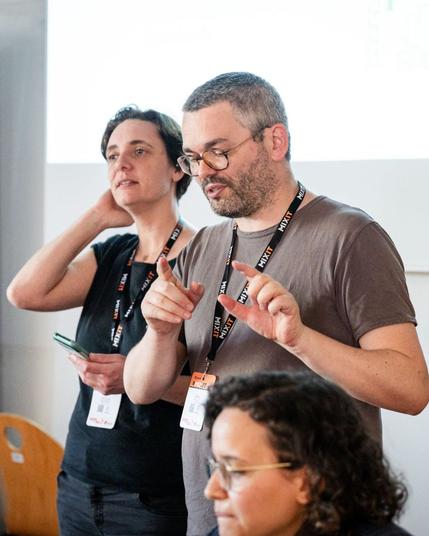 Une photo en couleur de deux speakers réalisant une conférence à MiXiT 2025