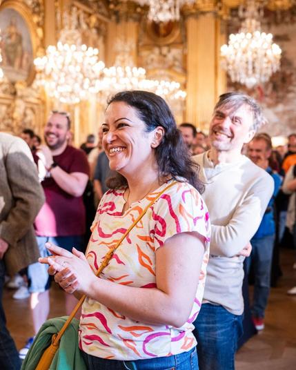 Une photo en couleur du public assistant à la soirée de l'hôtel de ville à la fin du premier jour de MiXiT 2025