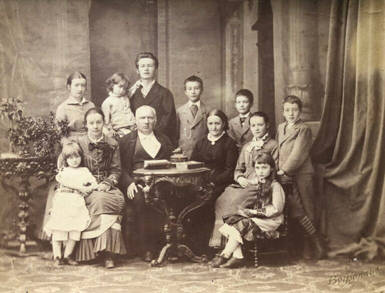 : Porträt der Familie Grote, 1881 von Fred Boissonas in Genf aufgenommen. Friedrich Grote (20-jährig) steht als ältestes Kind hinter seinem Vater Ludwig.