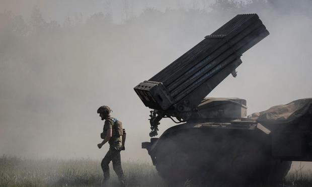 Militares ucranianos se preparan para disparar un sistema de lanzamiento múltiple de cohetes BM-21 Grad hacia las tropas rusas en la región de Donetsk, el 3 de junio de 2025. (Vyacheslav Madiyevskyy / Reuters)