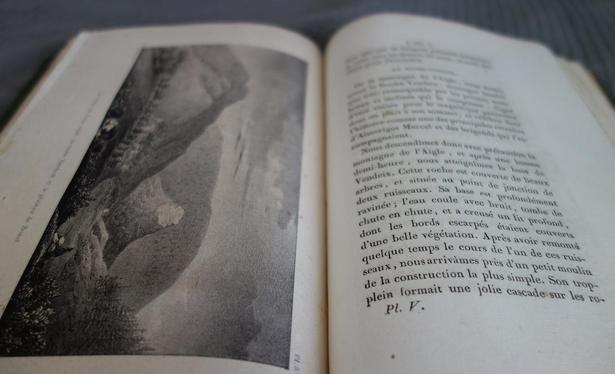 Photo d'une double page intérieure d'un livre d'Henri Lecoq sur le massif des monts Dore, montrant le texte et une gravure.