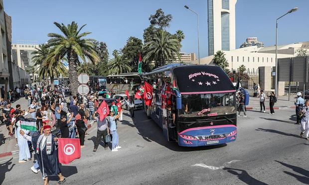 Parte de la delegación de Túnez que participa en la Marcha Global por Gaza, a su salida, el 9 de junio de 2025. (Chedly Ben Ibrahim / NurPhoto / Getty)