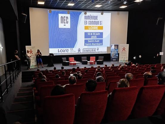 Ouverture de Numérique en Commun[s] LOIRE, salle de conférence, vue de la scène depuis point de vue du public