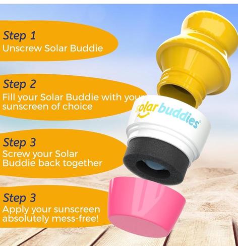Imagen del Solar Buddies, aplicador solar de roll on (se parece a los limpiadores de zapatos en crema con esponja incorporada). Está desmontado para ver sus partes principales, el mango/depósito naranja, enroscable al aplicador blanco (con el roll on en el centro y esponja en el perímetro) y la tapa protectora rosa.