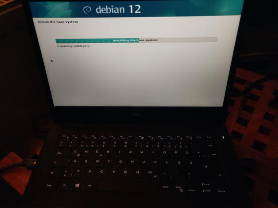 Installing Debian 12, keyboard with backlight