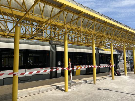 Tram an der Haltestelle
