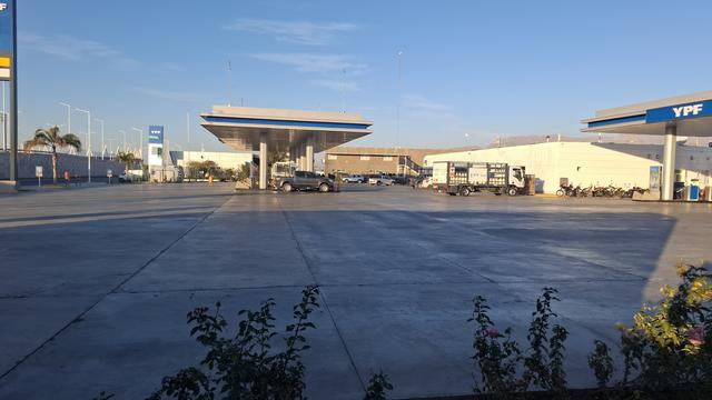 Tankstelle YPF. Sehr großzügig angelegt