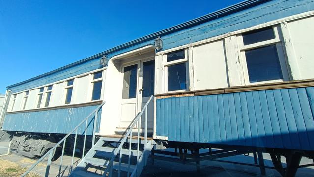 Büro und Bar in einem Bahnwaggon