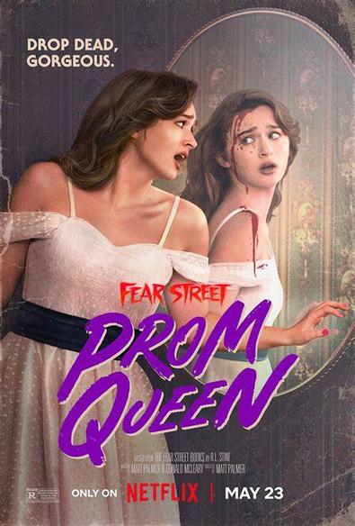 Póster de la película 'Fear Street: Prom Queen', mostrando a dos mujeres, una con un vestido de baile y la otra con sangre en su rostro, con el texto 'Drop Dead, Gorgeous' en la parte superior.