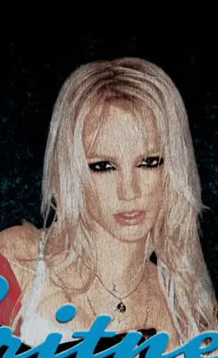 Retrato de Britney Spears con cabello rubio y mirada intensa, luciendo una blusa ajustada y un fondo oscuro.