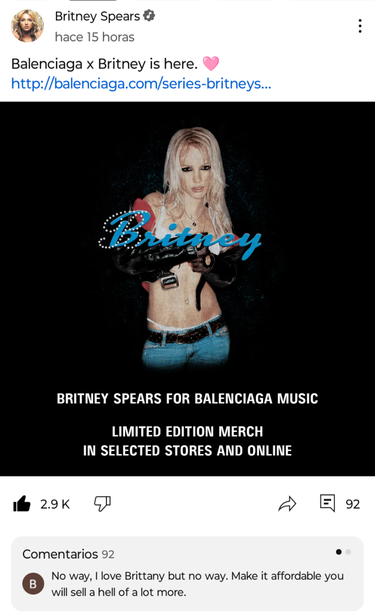Imagen promocional de la colaboración entre Britney Spears y Balenciaga, mostrando el nombre "Britney" en azul brillante sobre un fondo oscuro. Britney aparece con un atuendo llamativo, sosteniendo un objeto en sus manos.