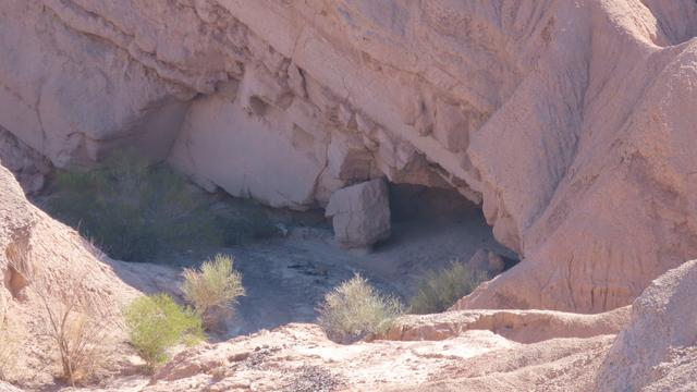 Eine Höhle am Flußbett