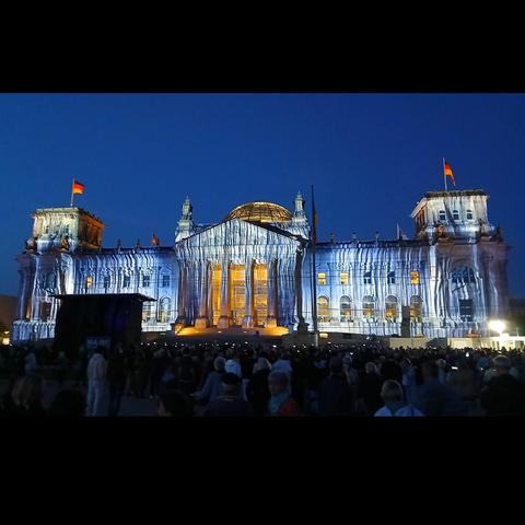 Das Reichstagsgebäude mit der darauf projezierten Lichtinstallation.