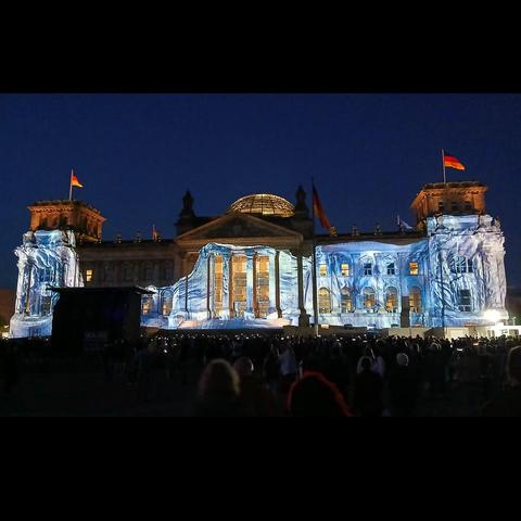 Das Reichstagsgebäude mit der darauf projezierten Lichtinstallation.
