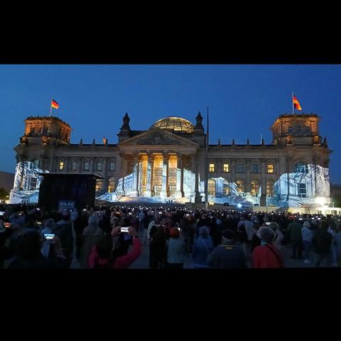 Das Reichstagsgebäude mit der darauf projezierten Lichtinstallation.