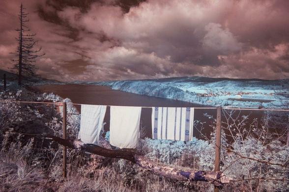 Une corde à linge de campeur avec la vallée de Joux en arrière-plans. Et bien sûr les couleurs cheloues de l'IR.