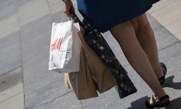 Una mujer con varias bolsas en Madrid (Eduardo Parra / Europa Press)