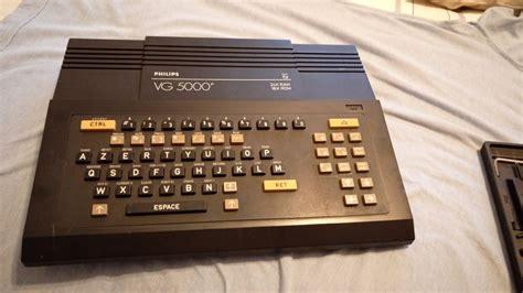 A VG-5000 and its very typical keyboard: AZERTY, small square hard plastic keys