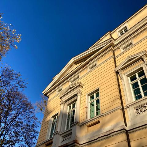 Fassade des Haus der Geschichte in Darmstadt unter einem strahlend blauen Himmel