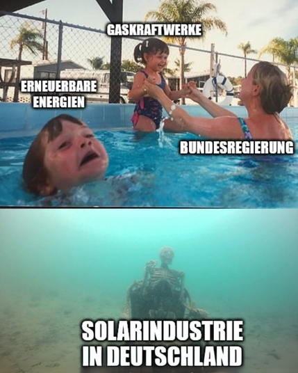 Meme mit drei Szenen:
Oben: Eine Frau (beschriftet „Bundesregierung“) hebt lachend ein Kind („Gaskraftwerke“) aus dem Wasser, während ein anderes Kind („Erneuerbare Energien“) daneben fast ertrinkt.
Unten: Ein Skelett auf einem Stuhl am Meeresboden – beschriftet mit „Solarindustrie in Deutschland“.