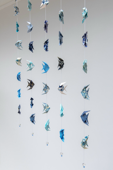 Suspension en origami avec des poissons bleus