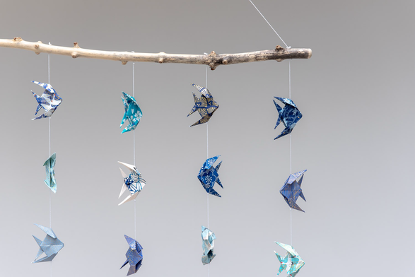Bois flotté et poissons en papier japonais